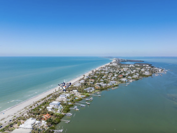 Bay to Gulf  Luxury Five Bedroom Vacation Home with Pool